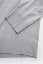 Colombo Rundhalspullover rauchblau, Detailaufnahme von Ärmel und Saum, feiner Kid Wool Strick, weicher Griff, Regular Fit, Rippbündchen