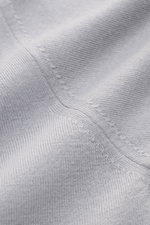 Nahaufnahme des rauchblauen Colombo Rundhalspullover aus feiner Kid Wool, Regular Fit, mit weichem Griff, Rundhalsausschnitt und Rippbündchen.