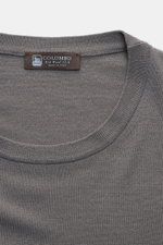 Nahaufnahme des Colombo Rundhalspullover dunkelgrau aus feiner Kid Wool, Regular Fit mit Rundhalsausschnitt und Rippbündchen, sehr weich.