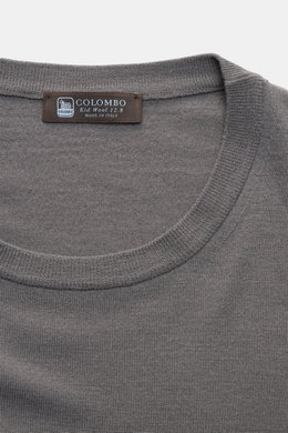 Nahaufnahme des Colombo Rundhalspullover dunkelgrau aus feiner Kid Wool, Regular Fit mit Rundhalsausschnitt und Rippbündchen, sehr weich.