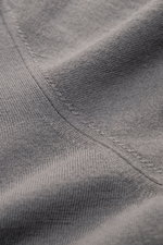 Colombo Rundhalspullover dunkelgrau, Nahaufnahme seitlich, feiner Kid Wool Feinstrick mit Rundhalsausschnitt, weicher Griff, Rippbündchen.