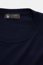 Nahaufnahme des navyfarbenen Colombo Rundhalspullover navy aus reiner Kid Wool mit Rundhalsausschnitt und Rippbündchen, Regular Fit, hochwertiger Feinstrick.