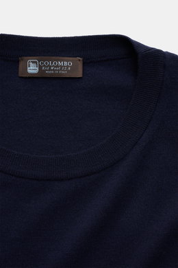 Nahaufnahme des navyfarbenen Colombo Rundhalspullover navy aus reiner Kid Wool mit Rundhalsausschnitt und Rippbündchen, Regular Fit, hochwertiger Feinstrick.