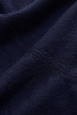 Colombo Rundhalspullover navy aus reiner Kid Wool, Detailaufnahme der feinen Strickstruktur mit weichem Griff, Regular Fit, Rundhalsausschnitt.