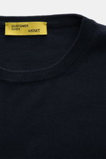 Close-up front view of B.F. Knitwear Crew neck jumper dark navy, showcasing pure cotton fine knit with ribbed bands and slim fit.

<p>A versatile essential for spring: This crew neck jumper in pure cotton by B.F. KNITWEAR enhances any wardrobe with a clea