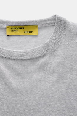 B.F. Knitwear Cashmere Rundhalspullover hellgrau meliert, Slim Fit, feines, luftiges Strickbild, Rundhalsausschnitt, elastische Bündchen, Detailansicht von oben.