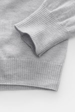 B.F. Knitwear Cashmere Rundhalspullover hellgrau meliert, Detailaufnahme von Bund und Ärmelbündchen, Slim Fit, feines luftiges Strickbild, reiner Cashmere, weicher Griff, elastische Rippstrick-Bündchen, Rundhalsausschnitt, leichter Sommerpullover aus Ital