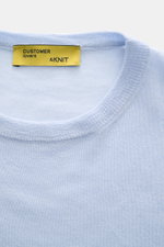 Detailaufnahme von oben auf den hellblauen B.F. Knitwear Cashmere Rundhalspullover mit feinem, luftigen Strickbild, Rundhalsausschnitt und elastischen Rippstrick-Bündchen, reiner Cashmere, Slim Fit, leichter Sommer-Cashmere vom Strick-Experten B.F. KNITWE