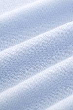Nahaufnahme des feinen, luftigen Strickbilds des hellblauen B.F. Knitwear Cashmere Rundhalspullover Slim Fit mit Rundhalsausschnitt.