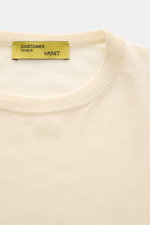 B.F. Knitwear Cashmere Rundhalspullover creme, Slim Fit, feines, luftiges Strickbild, Rundhalsausschnitt, elastische Rippstrick-Bündchen, Nahaufnahme von oben.