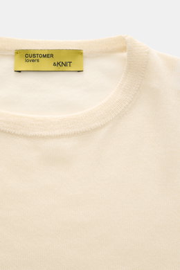 B.F. Knitwear Cashmere Rundhalspullover creme, Slim Fit, feines, luftiges Strickbild, Rundhalsausschnitt, elastische Rippstrick-Bündchen, Nahaufnahme von oben.