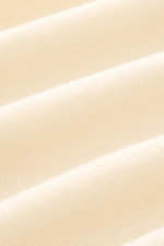 B.F. Knitwear Cashmere Rundhalspullover creme, fein gestrickt, leichter Sommer-Cashmere, Slim Fit mit Rundhalsausschnitt, Detailaufnahme Stoffstruktur.