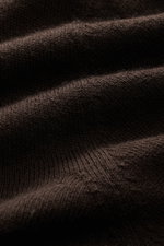 B.F. Knitwear Cashmere Rundhalspullover dunkelbraun, Detailaufnahme aus Nahperspektive, feines, luftiges Strickbild, softer Griff, elastische Rippstrick-Bündchen.