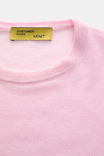 B.F. Knitwear Cashmere Rundhalspullover rosé in Slim Fit, leichter Sommer-Cashmere, feines Strickbild, Rundhalsausschnitt, Nahaufnahme von oben.