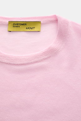 B.F. Knitwear Cashmere Rundhalspullover rosé in Slim Fit, leichter Sommer-Cashmere, feines Strickbild, Rundhalsausschnitt, Nahaufnahme von oben.