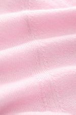 Nahaufnahme des B.F. Knitwear Cashmere Rundhalspullover rosé, luftig gestrickt mit feinem Muster, weicher Griff, Slim Fit, elastische Bündchen.