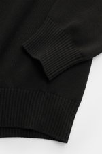 Close-up view of the Gran Sasso Crew neck jumper black showing the fine knit, ribbed cuffs, and hem in pure cotton.

<p>Elegant cotton knitwear from Italy: This jumper from GRAN SASSO will be a great addition to your spring wardrobe, with its classic fit 
