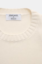 Close-up top-down view of the Gran Sasso Crew neck jumper cream, showcasing its fine knit, ribbed crew neck, and soft pure cotton fabric.

<p>Elegant cotton knitwear from Italy: This jumper from GRAN SASSO will be a great addition to your spring wardrobe,