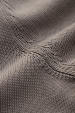 Gran Sasso Rundhalspullover graubraun, Detailaufnahme des feinen Strickbilds und weichen Baumwollstoffs aus Slim Fit mit Rundhalsausschnitt.