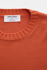 Close-up front view of the Gran Sasso Crew neck jumper orange, showcasing the fine knit crew neck with ribbed bands and label.

<p>This elegant Italian cotton jumper by GRAN SASSO enhances your spring wardrobe with a classic fit and a timelessly immaculat