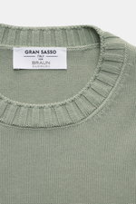 Gran Sasso Rundhalspullover salbei, Nahaufnahme von oben, reine Baumwolle, weicher Griff, feines Strickbild, Slim Fit, Rundhalsausschnitt, Rippbündchen.