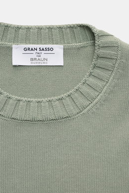 Gran Sasso Rundhalspullover salbei, Nahaufnahme von oben, reine Baumwolle, weicher Griff, feines Strickbild, Slim Fit, Rundhalsausschnitt, Rippbündchen.