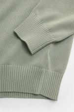 Gran Sasso Rundhalspullover salbei aus reiner Baumwolle, weicher Griff, feines Strickbild, Slim Fit mit Rundhals, Rippbündchen, Detailaufnahme von Ärmel und Saum.