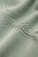 Nahaufnahme des Gran Sasso Rundhalspullover salbei mit feinem Strickbild, weichem Griff und komfortablen Rippbündchen aus reiner Baumwolle.