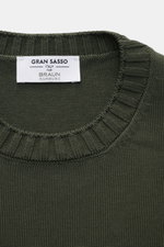 Gran Sasso Rundhalspullover dunkelgrün aus reiner Baumwolle, Slim Fit, mittelfeines Strickbild, Rundhalsausschnitt mit Rippbündchen, Nahaufnahme von oben.