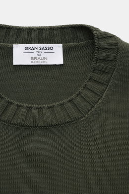 Gran Sasso Rundhalspullover dunkelgrün aus reiner Baumwolle, Slim Fit, mittelfeines Strickbild, Rundhalsausschnitt mit Rippbündchen, Nahaufnahme von oben.