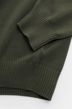 Gran Sasso Rundhalspullover dunkelgrün aus reiner Baumwolle, Slim Fit, weiches Strickbild, Rundhalsausschnitt, Rippbündchen, Detailaufnahme von Ärmel und Saum.