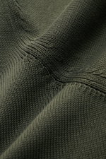 Nahaufnahme des dunkelgrünen Gran Sasso Rundhalspullover aus weicher reiner Baumwolle mit mittelfeinem Strickbild und Rippbündchen.