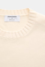 Gran Sasso Kurzarmpullover creme shown from a close-up top front view, featuring a round neckline, fine knit, soft pure cotton, slim fit, and comfortable ribbed cuffs.