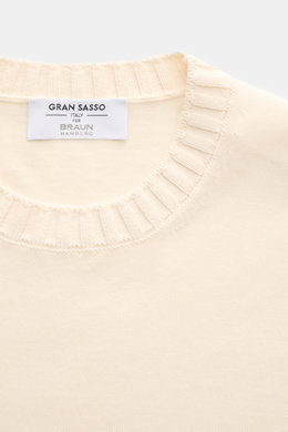 Gran Sasso Kurzarmpullover creme shown from a close-up top front view, featuring a round neckline, fine knit, soft pure cotton, slim fit, and comfortable ribbed cuffs.