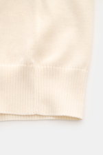Close-up front view of the Gran Sasso Kurzarmpullover creme showcasing fine knit, ribbed hem, and soft texture, made from pure cotton.