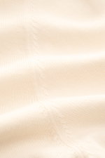 Close-up from above of Gran Sasso Kurzarmpullover creme showing fine knit, soft texture, slim fit, round neckline, and ribbed cuffs in pure cotton.