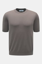Front view of Gran Sasso Kurzarmpullover graubraun, a slim fit short-sleeve sweater in grey-brown pure cotton with soft touch, fine knit, round neckline, and ribbed cuffs. Frühlingshafte Leichtigkeit: Gefertigt aus reiner Baumwolle überzeugt der Kurzarmpu