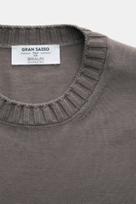 Gran Sasso Kurzarmpullover graubraun close-up from above showing fine knit, round neckline, ribbed collar, made of pure cotton with soft touch, slim fit.