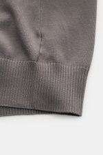 Gran Sasso Kurzarmpullover graubraun shown in close-up from a side angle, highlighting fine knit, slim fit, round neckline, soft pure cotton with ribbed cuffs.