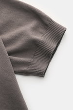 Gran Sasso Kurzarmpullover graubraun shown from a close-up side angle, highlighting pure cotton, soft touch, slim fit, fine knit, round neckline, and ribbed cuffs.