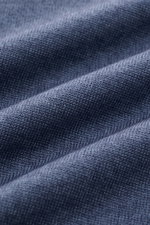 Gran Sasso Rundhalspullover graublau meliert in Nahaufnahme, feines Strickbild, reine Wolle, sehr weicher Griff, Slim Fit, Rundhalsausschnitt, Rippbündchen.