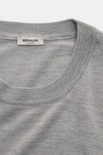 Gran Sasso Rundhalspullover grau meliert, Detailaufnahme aus Draufsicht, feines Strickbild, Rundhalsausschnitt, weiche Wolle, Cashmere und Seide, Regular Fit, flexible Rippbündchen.