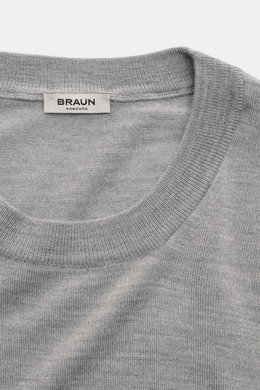 Gran Sasso Rundhalspullover grau meliert, Detailaufnahme aus Draufsicht, feines Strickbild, Rundhalsausschnitt, weiche Wolle, Cashmere und Seide, Regular Fit, flexible Rippbündchen.