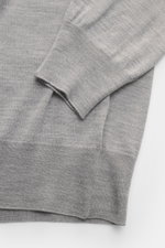 Gran Sasso Rundhalspullover grau meliert in Nahaufnahme von unten, Regular Fit, feines Strickbild, weicher Griff, Wolle-Cashmere-Seide-Mix, Rippbündchen.
