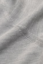 Gran Sasso Rundhalspullover grau meliert in Nahaufnahme, feines Strickbild, weicher Griff, Mix aus Wolle, Cashmere, Seide, Regular Fit, Rundhalsausschnitt, flexible Rippbündchen.