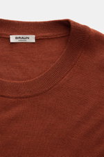 Gran Sasso Rundhalspullover rostbraun in Nahaufnahme von oben, feines Strickbild, Rundhalsausschnitt, weicher Wolle-Cashmere-Seide-Mix, Regular Fit.