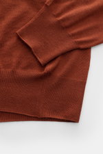 Gran Sasso Rundhalspullover rostbraun aus Wolle, Cashmere, Seide, feines Strickbild, Rundhalsausschnitt, flexible Rippbündchen, Detailansicht Ärmel und Saum.