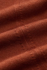 Gran Sasso Rundhalspullover rostbraun aus Wolle, Cashmere und Seide, feines Strickbild, weicher Griff, Detailaufnahme der Struktur in Nahaufnahme.