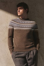 Man seen from a front-side angle wearing a von Braun Cashmere crew neck jumper brown/smoky blue/cream patterned with Norwegian knit, slim fit, and raglan sleeves.

Description: <p>Nordic tradition meets luxurious sophistication: With its classic Norwegian