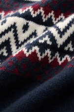 Close-up front view of von Braun Cashmere crew neck jumper navy/burgundy/off-white patterned showing Norwegian pattern and medium-fine knit texture.

<p>Nordic tradition meets luxurious sophistication: With its classic Norwegian pattern and fine cashmere 